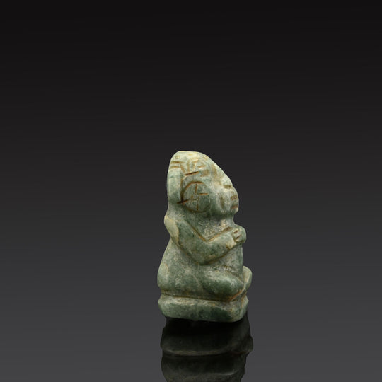 Eine sitzende Maya-Jadefigur, klassische Periode, ca. 600 - 1400 n. Chr