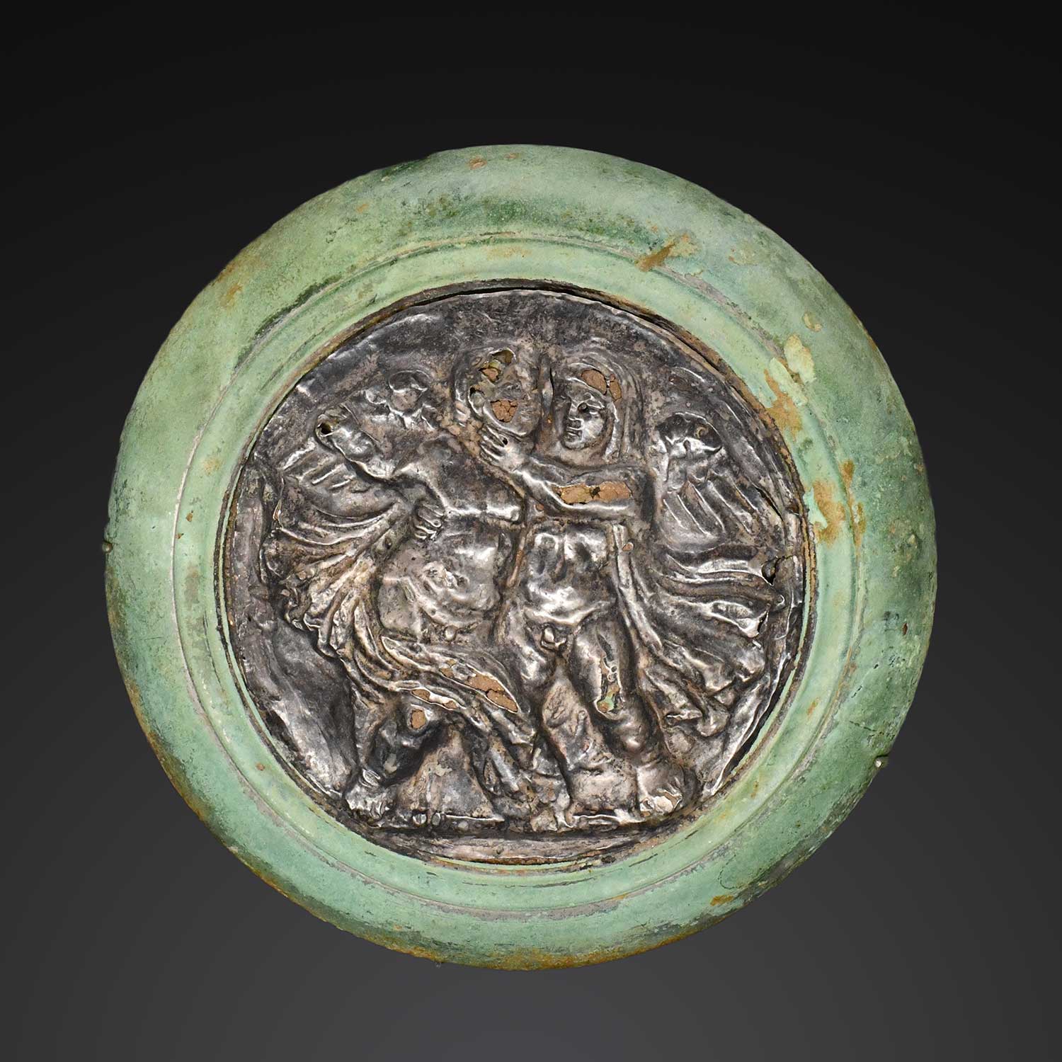 Ein römischer Silber- und Bronzeboss der kämpfenden Eroten, römische Kaiserzeit, ca. 2. – 3. Jahrhundert n. Chr