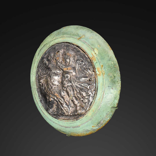 Ein römischer Silber- und Bronzeboss der kämpfenden Eroten, römische Kaiserzeit, ca. 2. – 3. Jahrhundert n. Chr