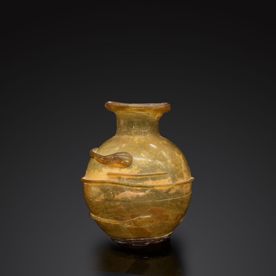 Eine römische Bernsteinglasflasche, ca. 2. – 3. Jahrhundert n. Chr