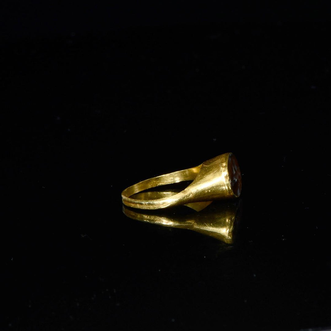 Ein römischer Fingerring aus Gold und Achat, ca. 2. Jahrhundert n. Chr