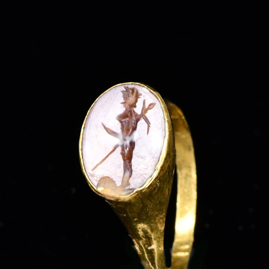 Ein römischer Fingerring aus Gold und Achat, ca. 2. Jahrhundert n. Chr