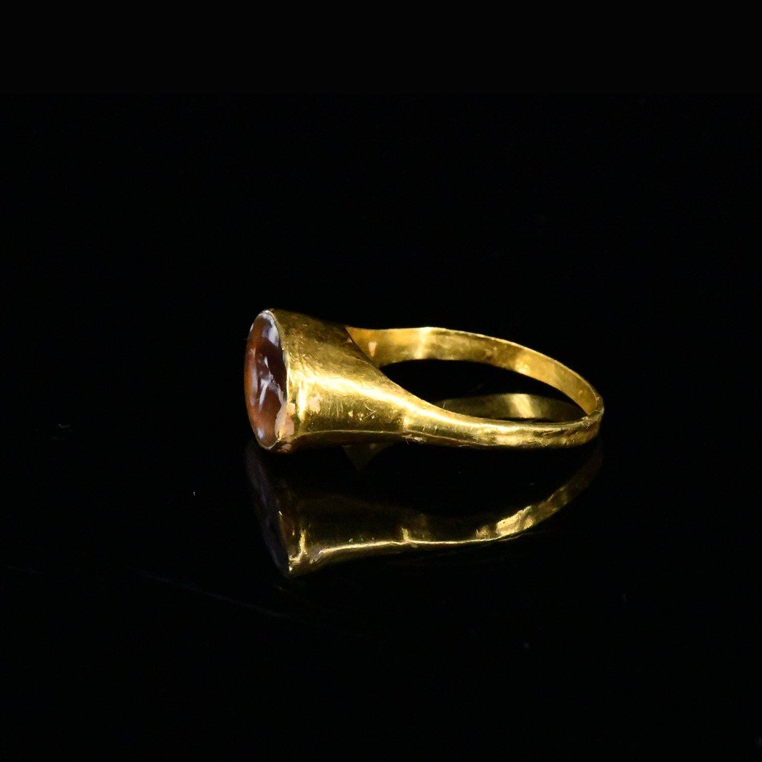 A Roman Gold and Agate Finger Ring, ca. 2nd century CE