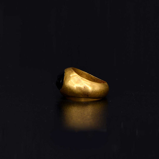 Ein römischer Goldring mit Granat-Intaglio, römische Kaiserzeit