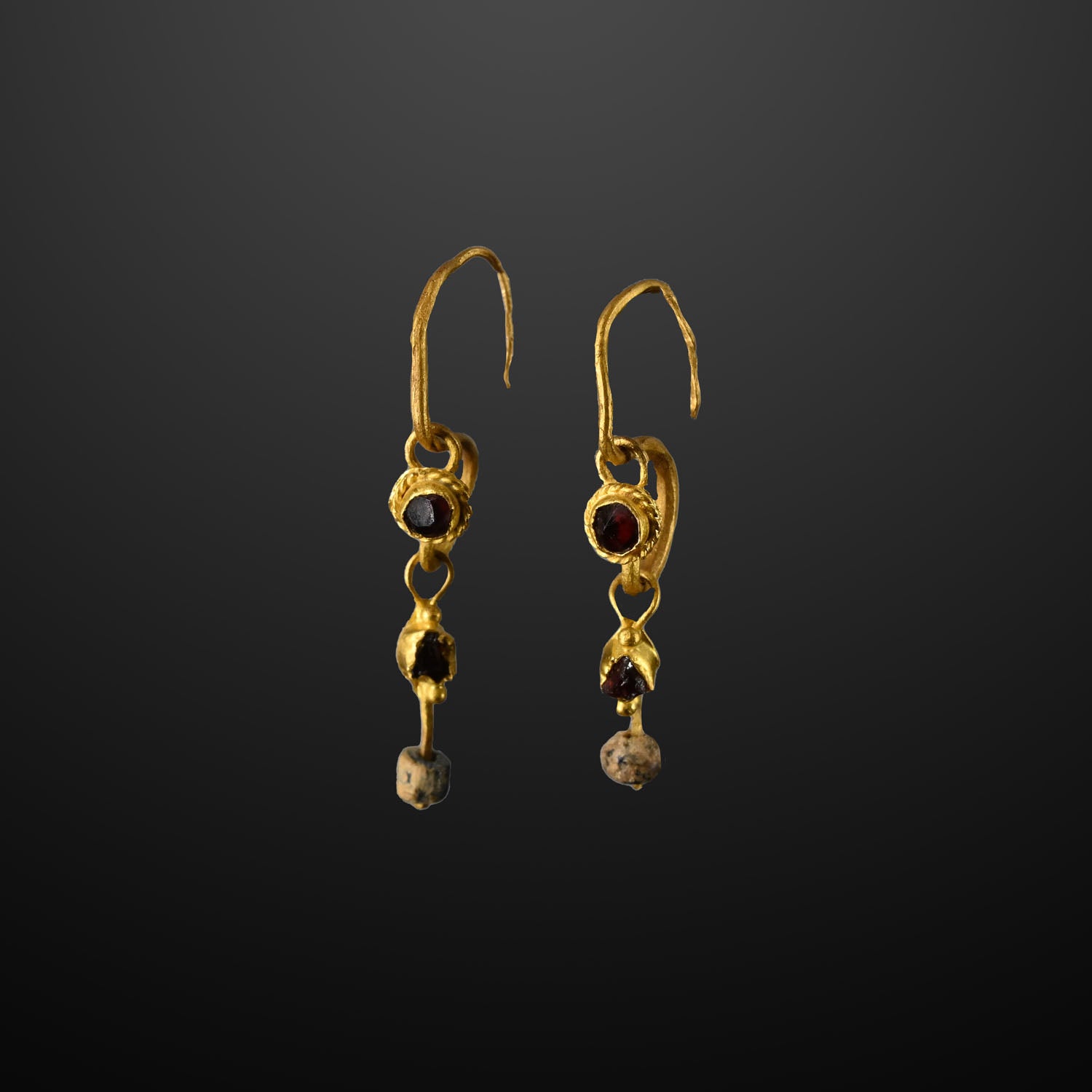 Ein Paar römische Ohrhänger aus Gold und Granat, ca. 1. Jahrhundert n. Chr
