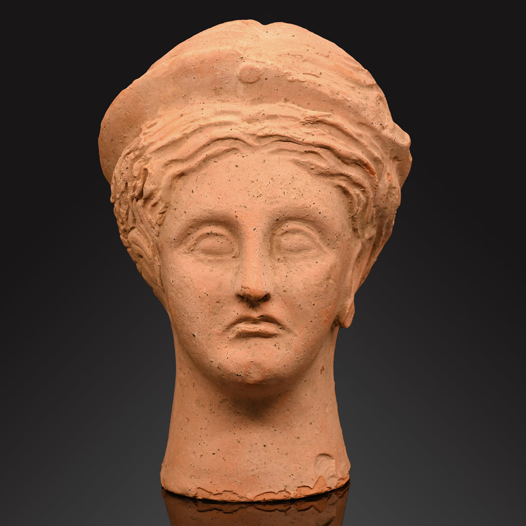 Ein etruskischer Terrakotta-Votivkopf einer Göttin,<br> <em>ca. 4. – 3. Jahrhundert v. Chr</em>